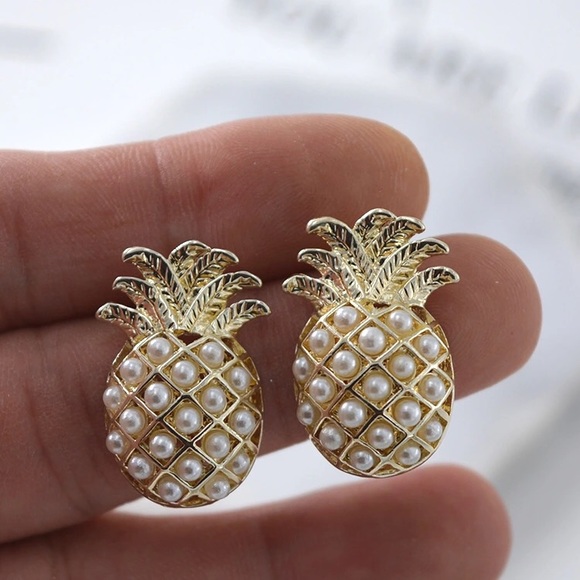 'Make the Cut' Pineapple Pearl Bead Accent Earring - Picture 7 of 8